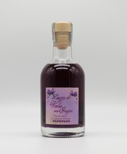 Liquore di viola con grappa in Piemonte